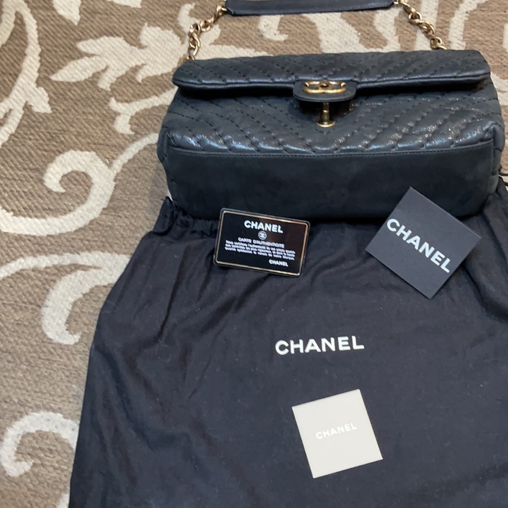 Chanel handbag like new only used a few times - Picture 10 of 16